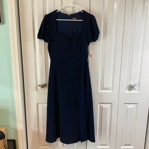 NWT Women's ALEXIA ADMOR Gracie Fit &
Flare Dress. Navy blue color. Size 6